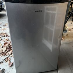 Galanz 4.3 Cu Ft Refrigerator With Freezer Section