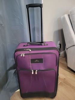 Large Luggage 4 wheels 360* Good Condition Everything Works around 50 pounds