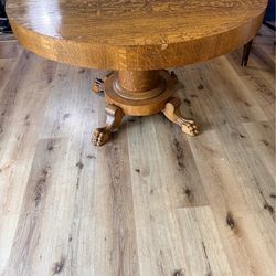 Round dining table