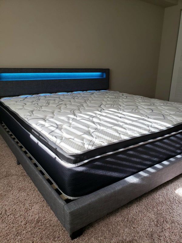 NEW KING-SIZE PILLOW TOP MATTRESS AND BOX SPRING 🆕️