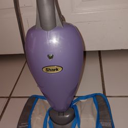 EXCELLENT CONDITION Shark steam mop with NEW, never used blue cleaning pad FIRM