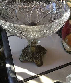Home interiors decoration. Hermoso frutero de Cristal con pedestal de bronce