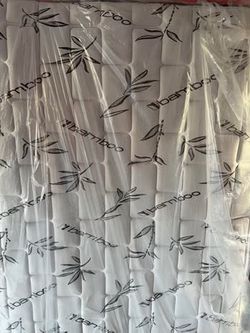 Queen size pillow top bamboo mattress looks like it’s new