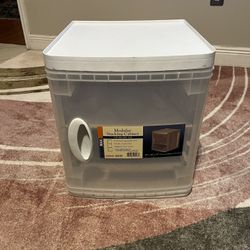 One Plastic Storage Cube Whit Adjustable Shelf 