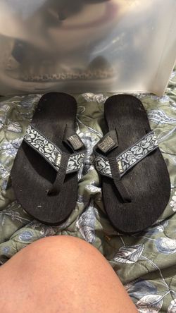 4 pair name brand womans shoes