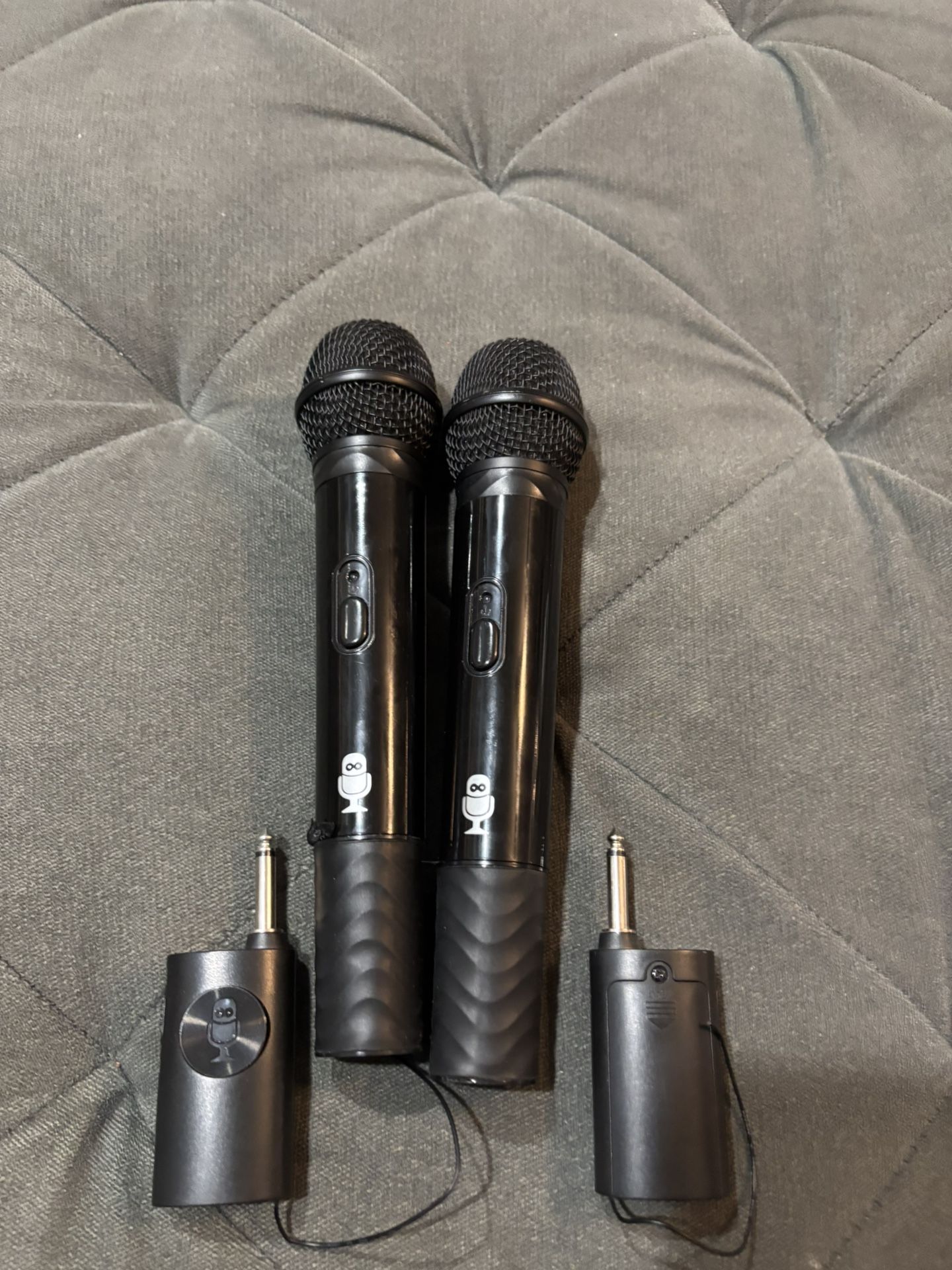 2 Wireless Microphones 