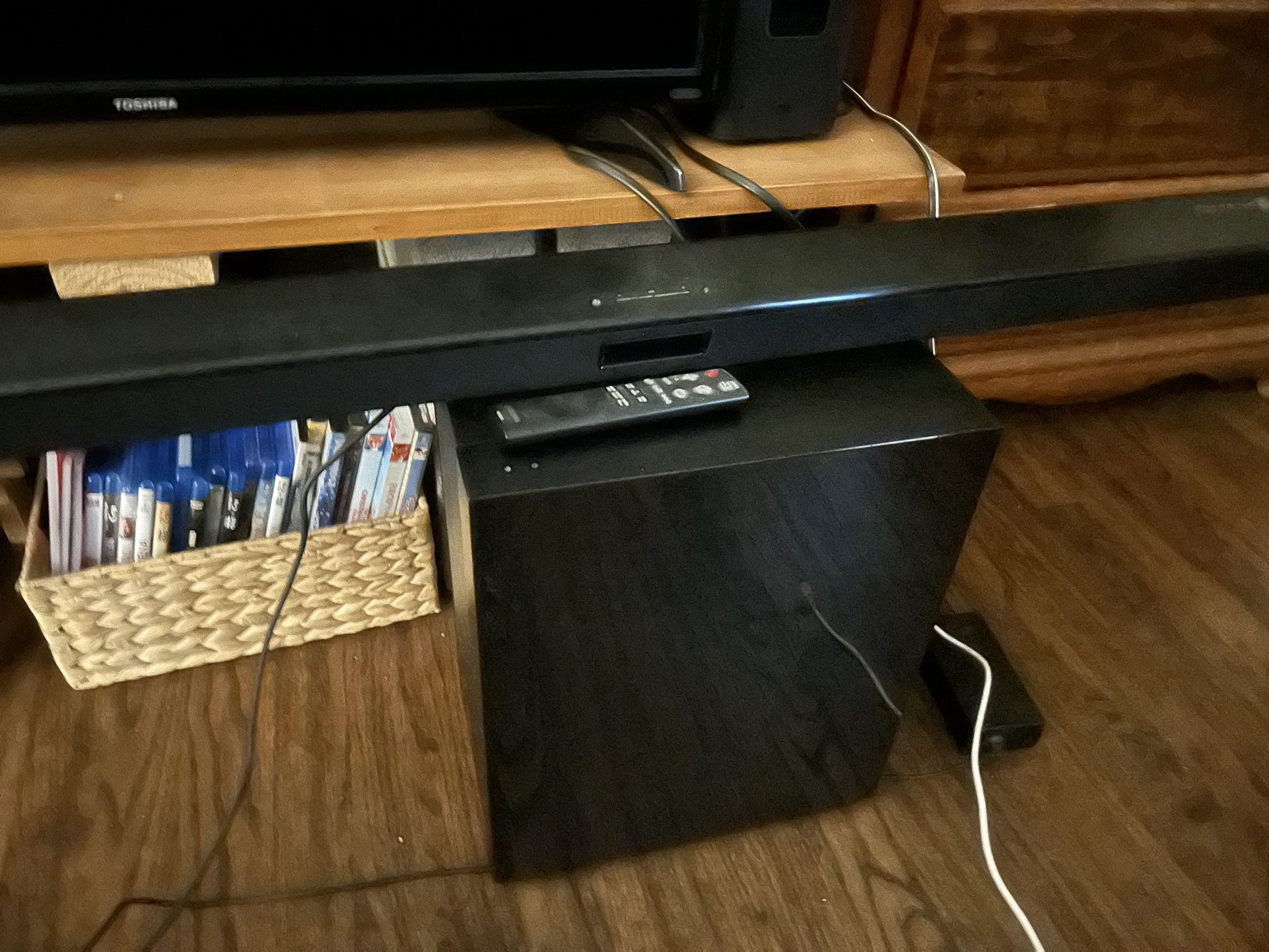 Samsung Sound Bar Sub Sinks Wirelessly With Sound Bar Asking 85 Has Bluetooth 