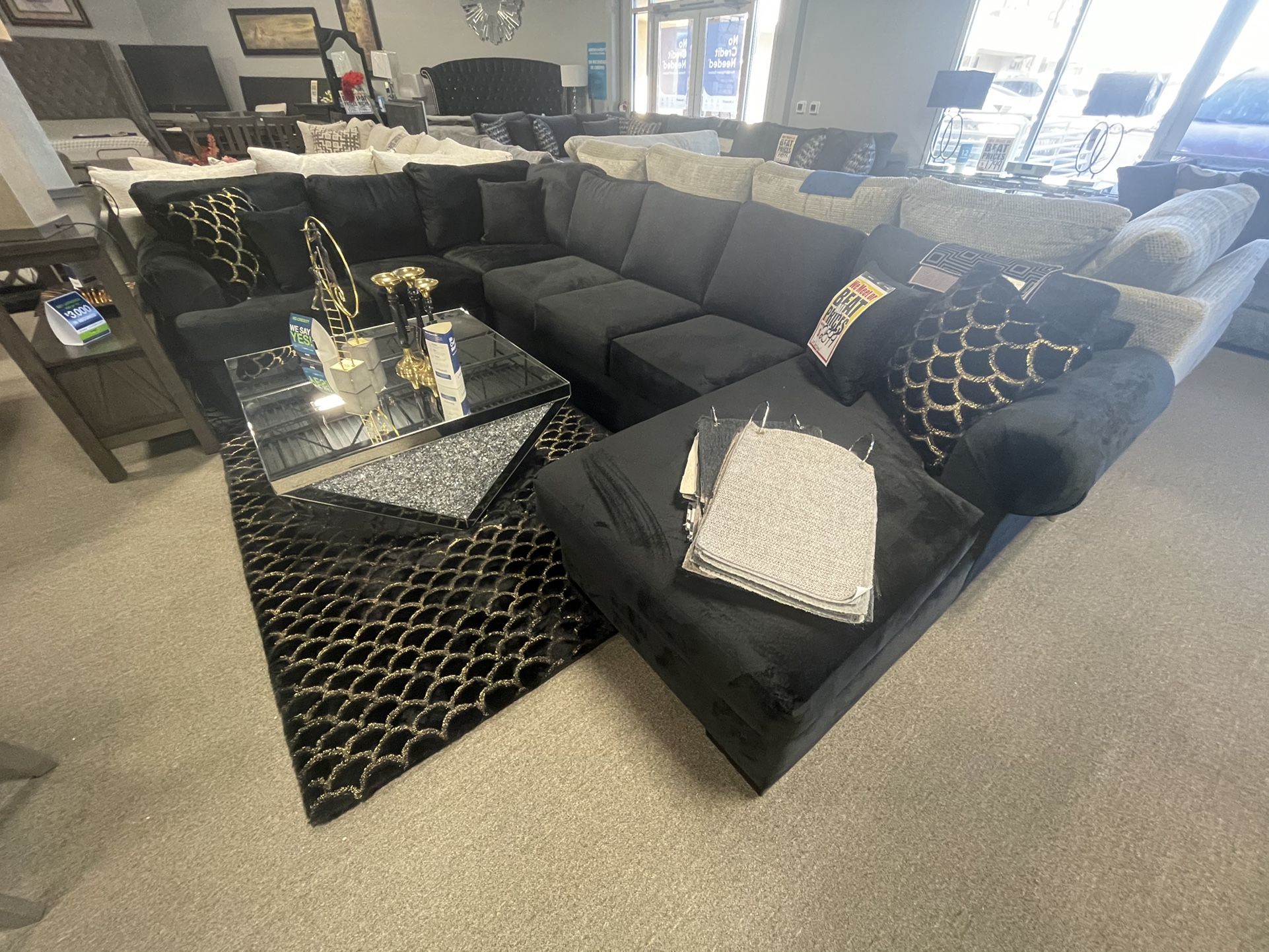 Stunning Sectional ✨🖤Easy Financing 🥰Free Delivery