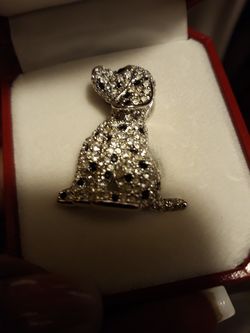 Broche de perrito muy elegante y muy fino