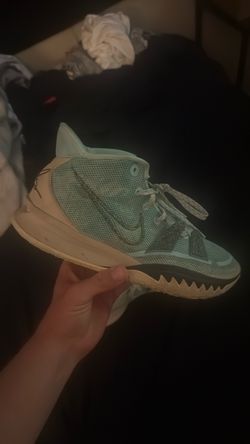 Men’s Kyrie 7s shark color size 10