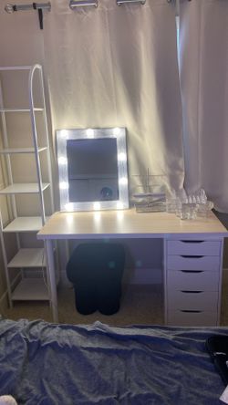 Makeup vanity