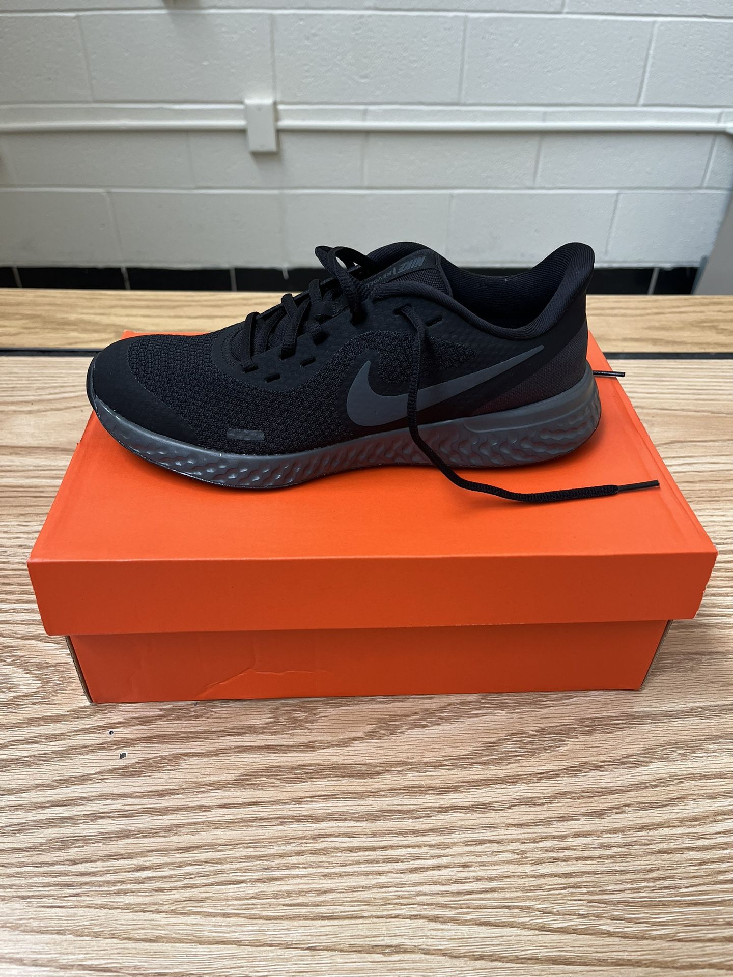 Nike Revolution 5 (5.5Y)