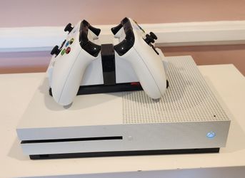 Microsoft Xbox 1 S Tefurbished Console + 2 Controllers no issues