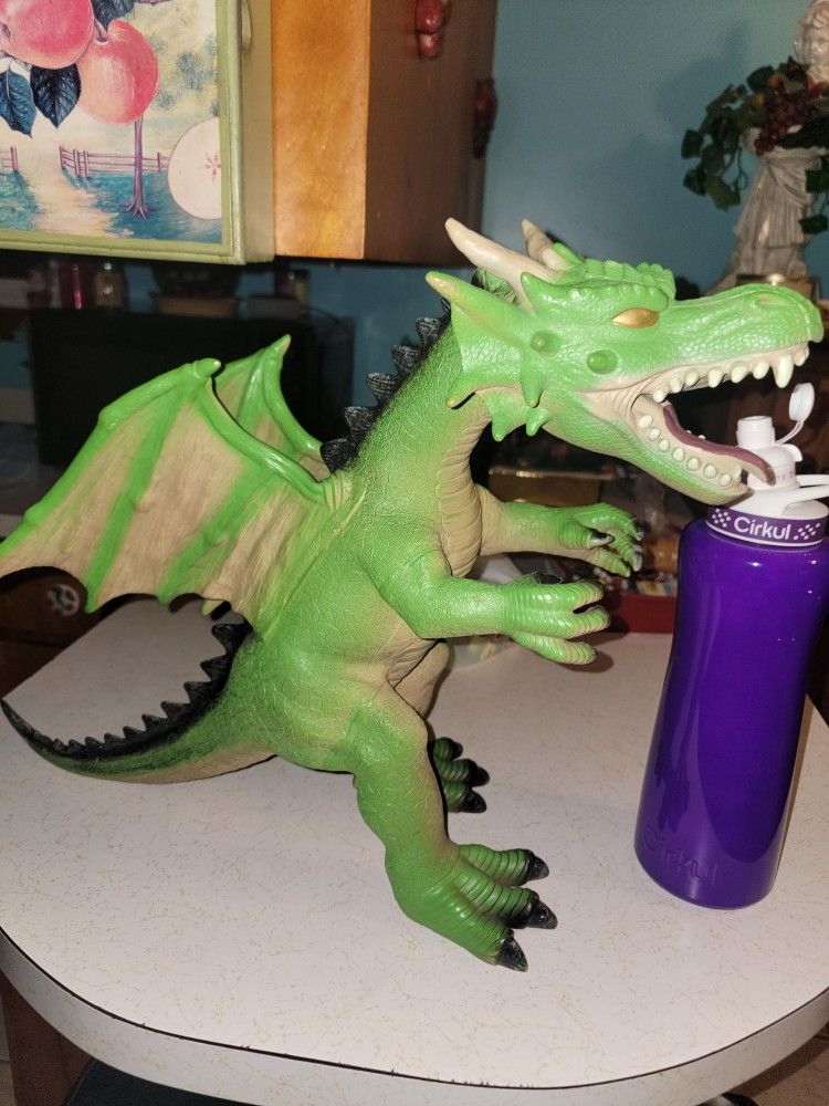 💥USED LIKE NEW TOYS R US Maidenhead LARGE 18" Rubber Green Dragon 2014