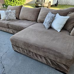 Comfortable Sectional Sofa (Delivery Available)