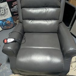 Like New Lift/ Reclining Chair 