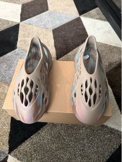 Yeezy Foam Runner MX Sand Grey/Blue – Size 13  – Like New