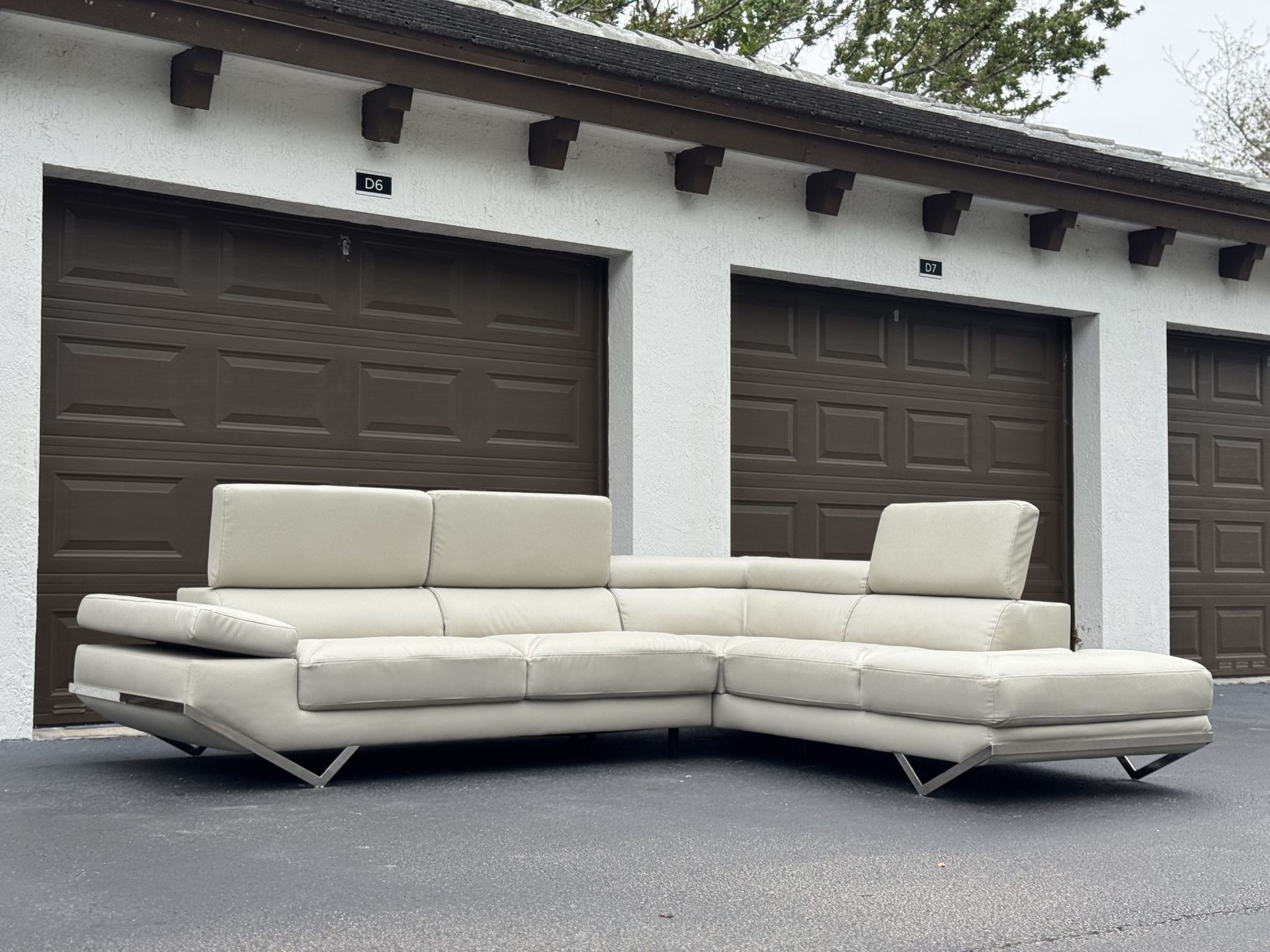 Couch/Sofa Sectional - Modern Design - Delivery Available 🚛