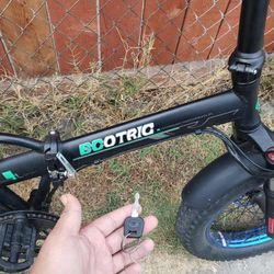 Is folding Electric bike ebike e-bike up to 35mph 40 miles range. All it has no brakes $420 or once i fix it $650 come with Keys, charger & free deliv