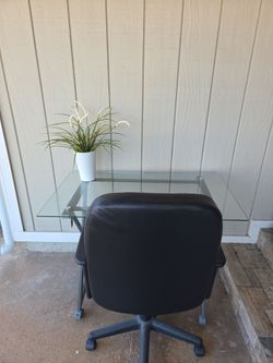 $75 for 2 Desks and 2 Rolling Chairs (Great Condition)