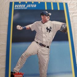 100 Yankees Assorted Baseball Cards. 
