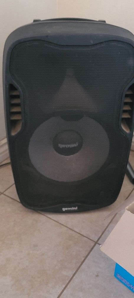 BIG SPEAKER W 2 Microphones Free (Gemini)