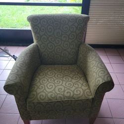 Living Room Chairs And Stolls 