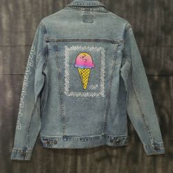 PEANUTS CHARLIE BROWN  ICE CREAM DENIM JACKE  M ENS SIZE  MEDIUM 