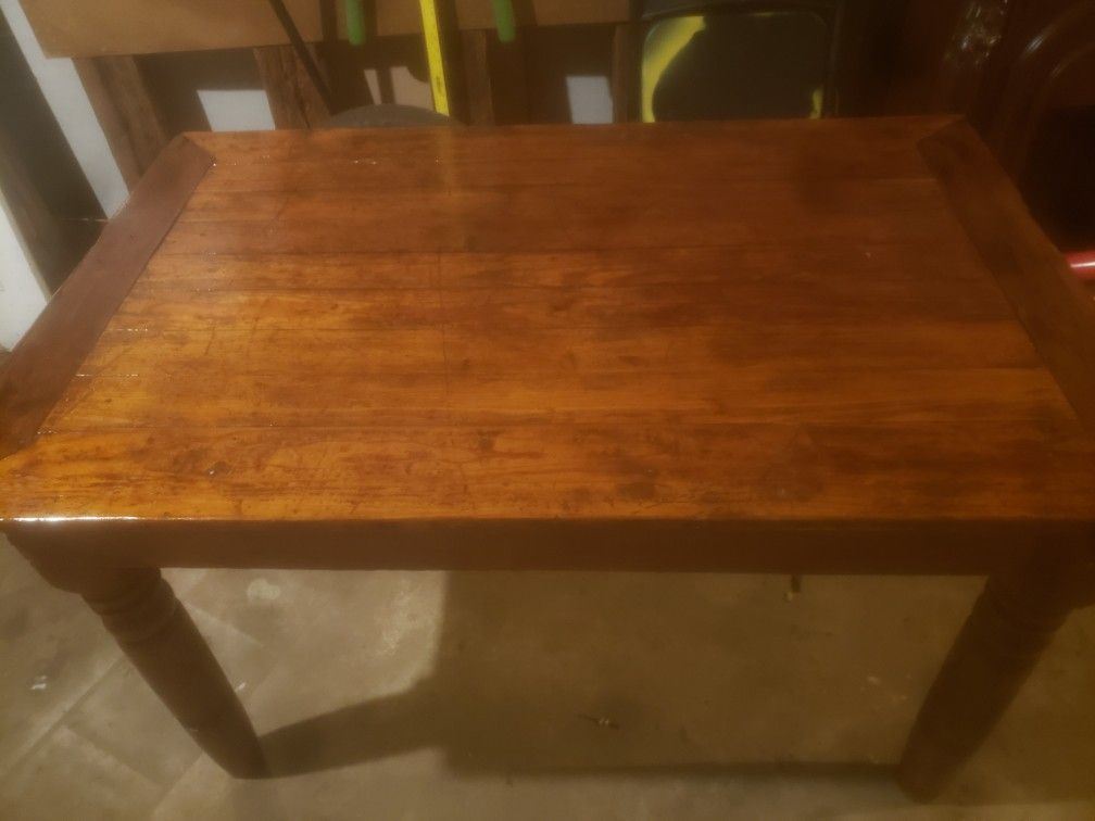 Dining Room Table With 4 Wicker Chairs (Not Poctured)