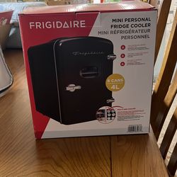 Mini personal fridge 6 cans