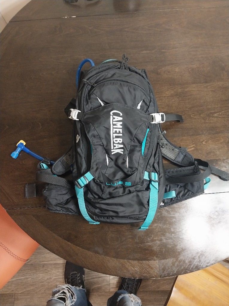 (Like New)Ladies Camelback Luxe (Low Rider) Hydration Back Pack