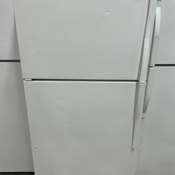 White 18 Cubic Foot Refrigerator With Ice Maker 