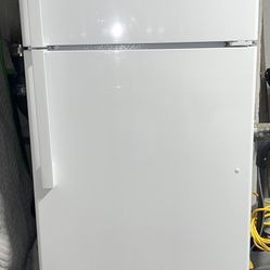 GE Refrigerator Model GTS18HGNFRWW 