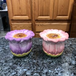 Ceramic Summer Flower Salt Pepper Shakers Spring Salt & Pepper Shaker Set Floral.  Size appropriate 2 1/2 inches tall.  Preowned.  Has been on display