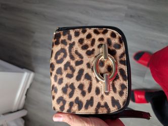 Diane Von Furstenberg leopard print clutch bag featuring black calf leather and gold hardware.Diane Von Furstenberg leopard print clutch bag featuring