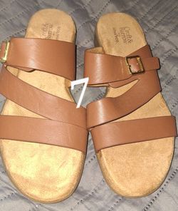 Different woman sandles size 7