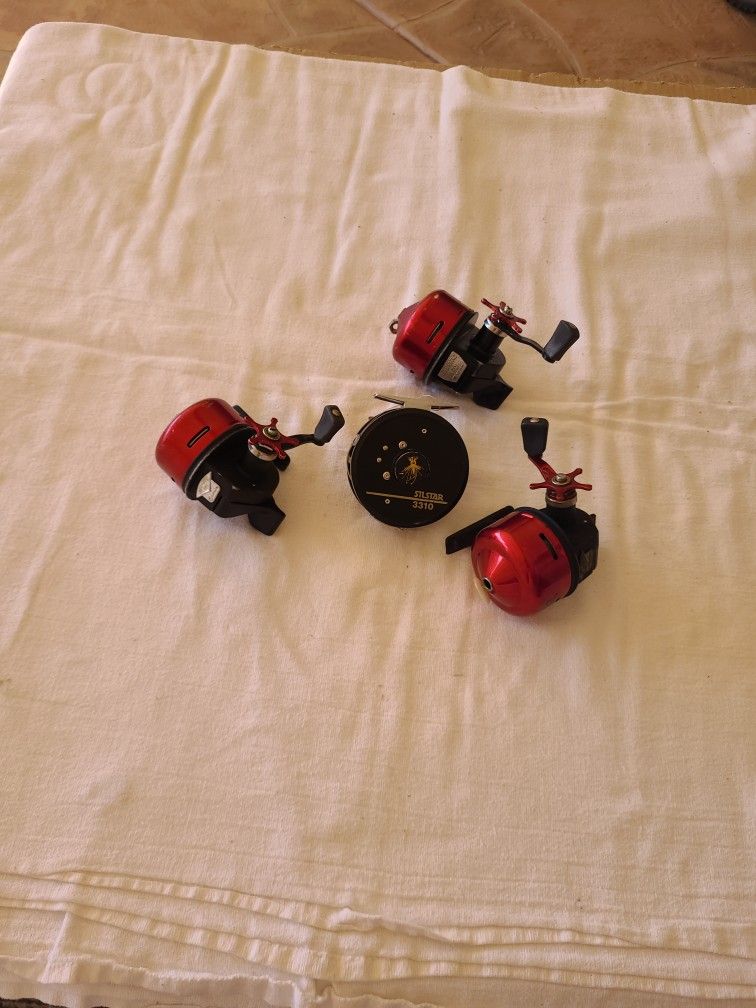 4 Fishing Reels 3 Garcia 170 &- 1 Fly