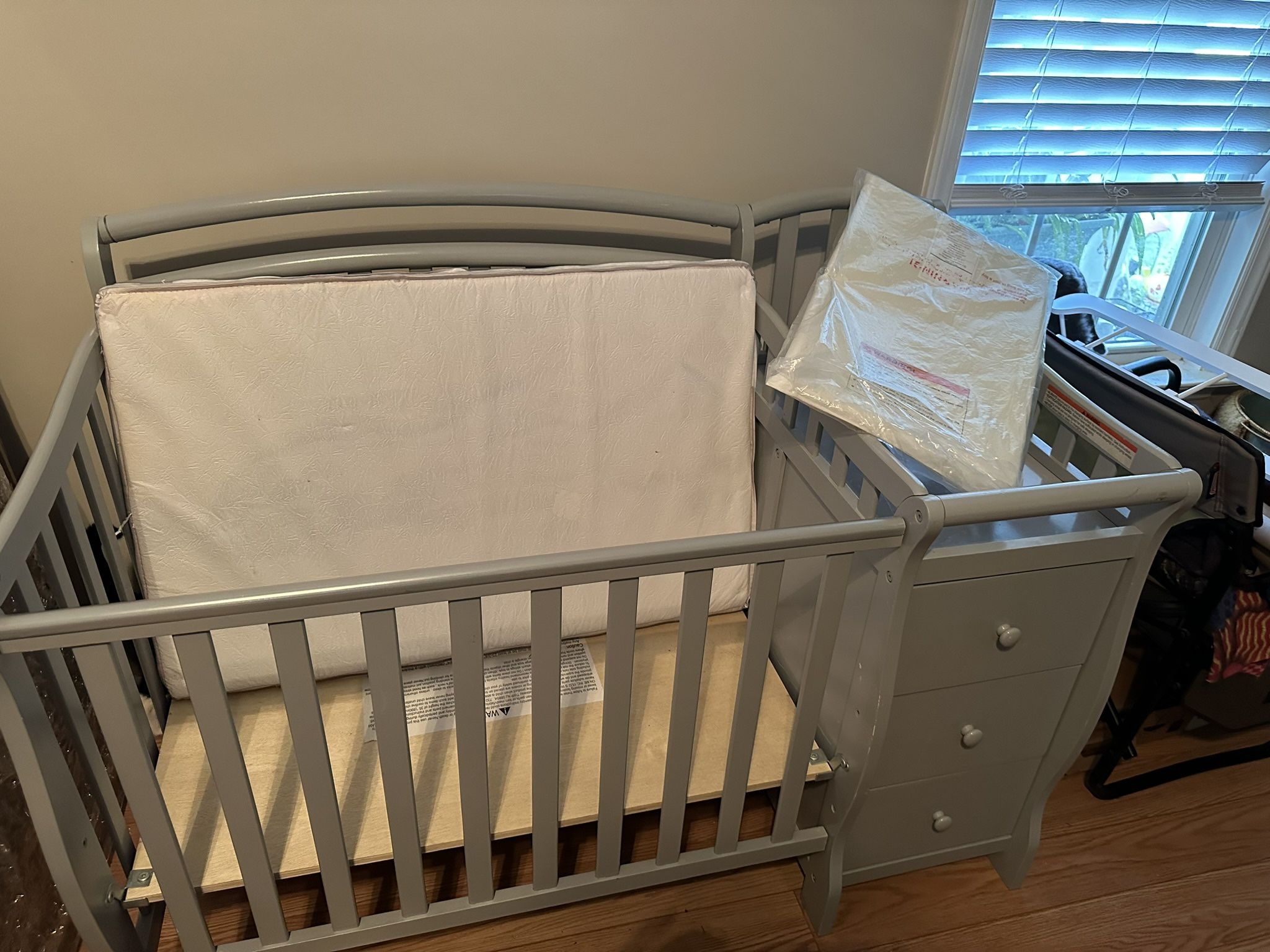 4 In 1 Baby Crib & Changing Table