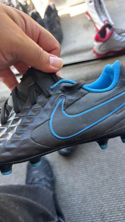 Soccer shoes