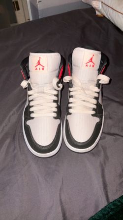 Wmns Air Jordan 1 SE ‘Newsprint’ Size 7.5