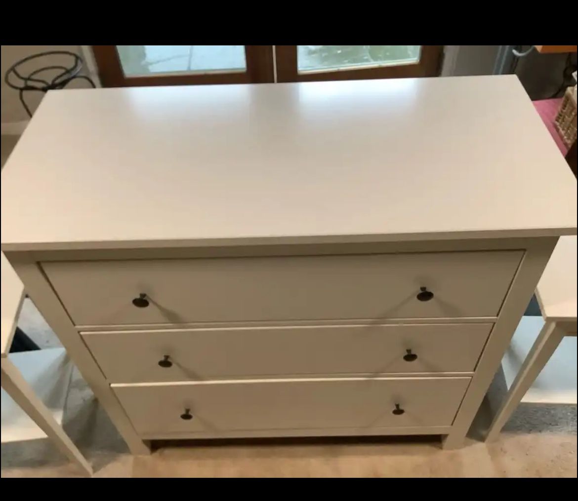 White Dresser And (2x) Nightstands Set