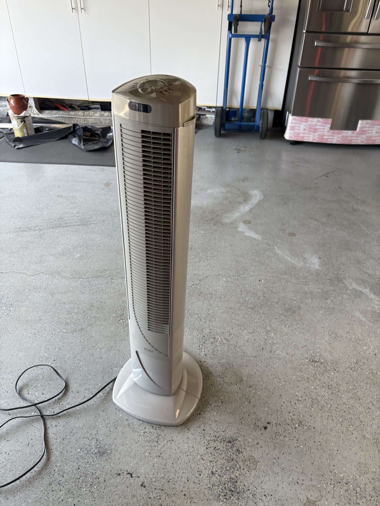 Seville Classic tower fan in excellent working condition