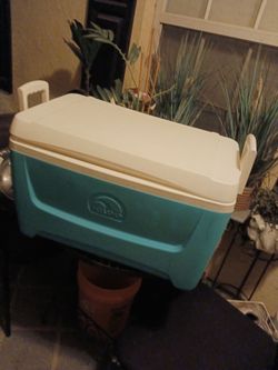 2 NEW IGLO COOLERS 1ST 1 IS 10 2ND 1 IS 15 FIRM LOOK MY POST ALOT ITEMS TO SEE
