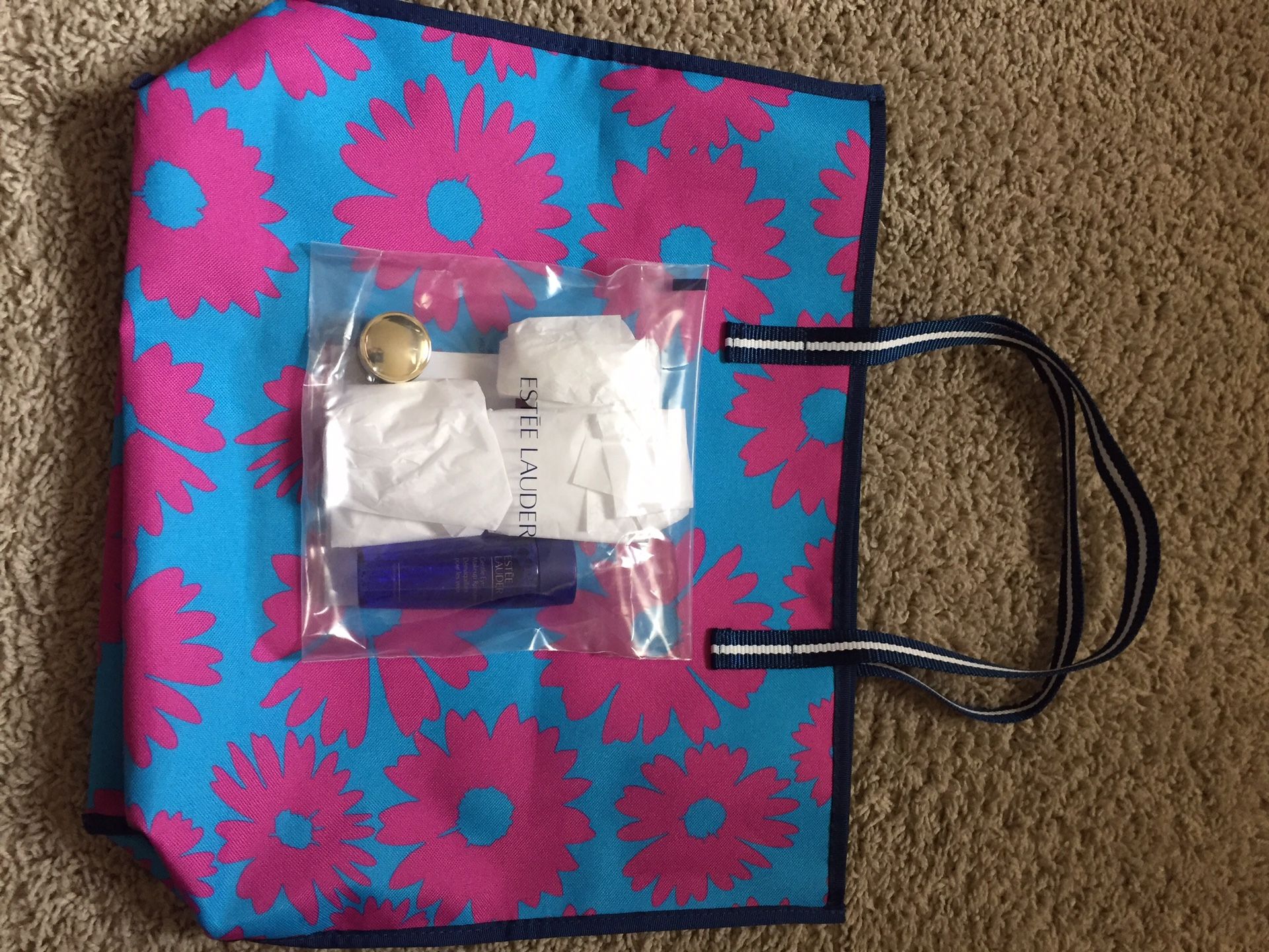 NEW ESTEE LAUDER SET WITH TOTE BAG ASKING $20.00 FIRM