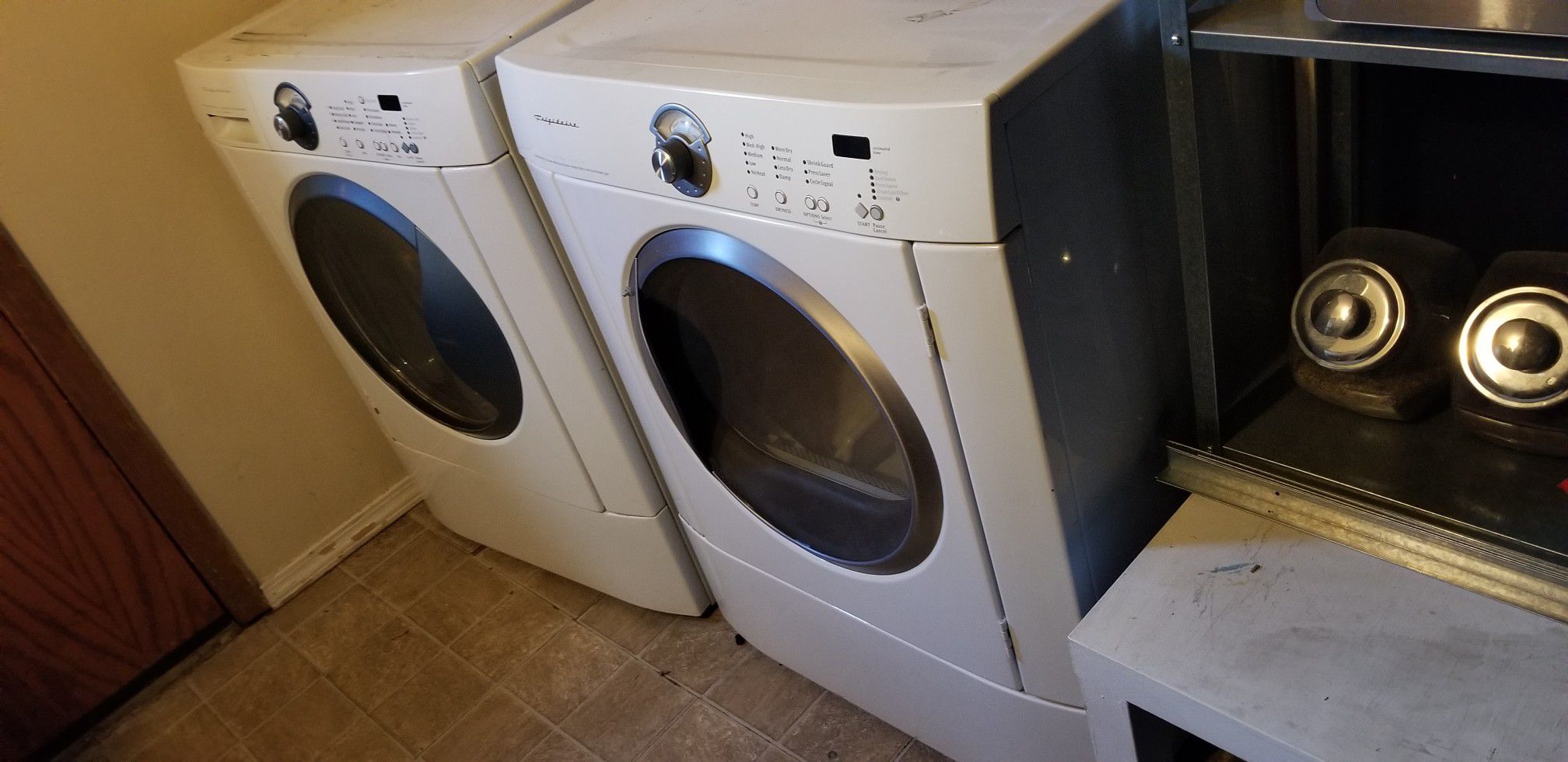Frigidaire washer and electric dryer