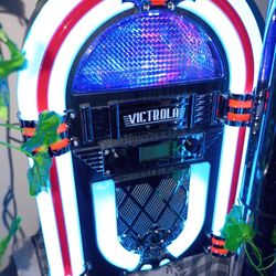 VICTOROLA LIGHT UP JUKE BOX BLUETOOTH AND RADIO 