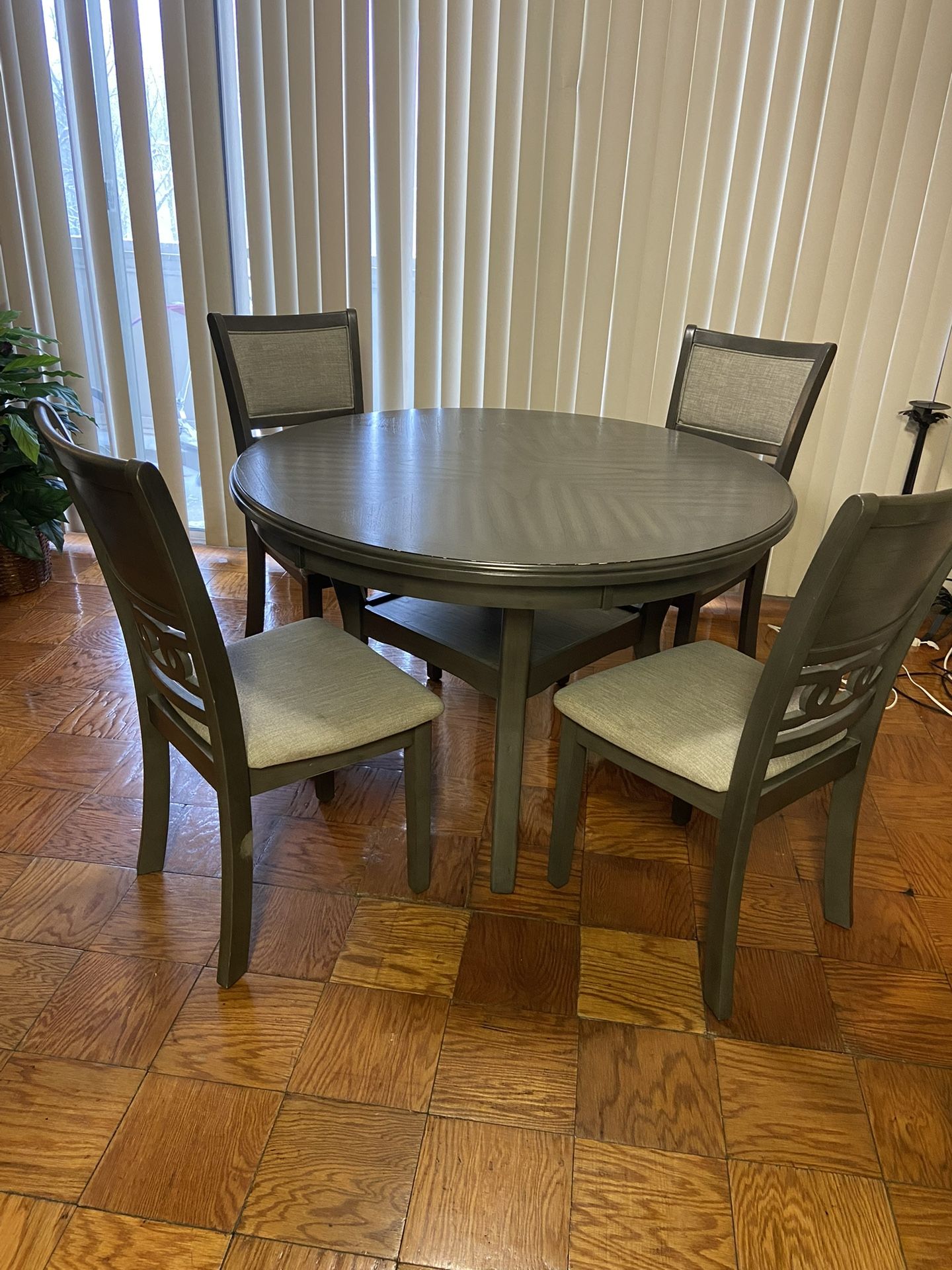 Round Dinning Table Set For 4