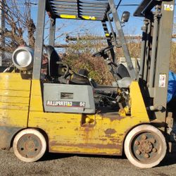 1995 Caterpillar 5,000 Capacity Forklift
