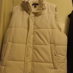 !! Men's  Sleeveless  Puffer Jacket  Sixe Medium  By Forever 21