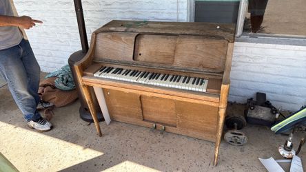 Vintage piano for refurbisher influencers
